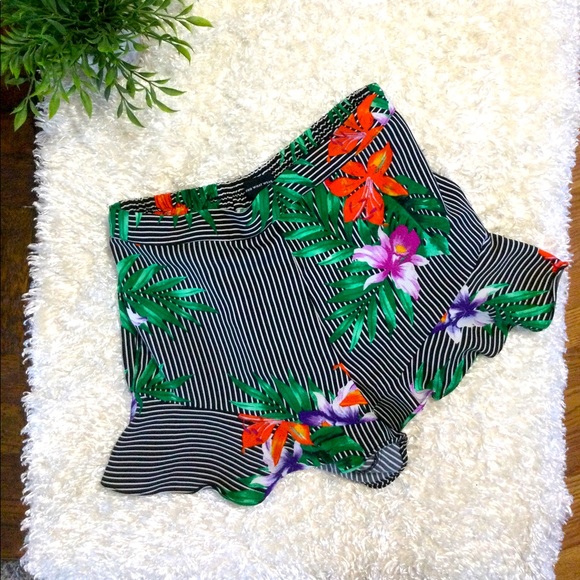 WhoWhatWear Shorts with Flounce 8 - Picture 1 of 8